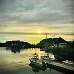 Amazing Waterfront Rorbu Holiday home Stamsund